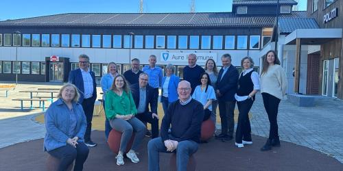 F.v. Ingrid O. Rangønes, Svein Roksvåg, Annett Ranes, Ingrid W. Rimstad, Bjørn F. Steinland, Hugo Pedersen, Lars-Inge Kvande,  Frøydis Lindstrøm, Ståle Redstie, Kjell Neergaard, Hanne-Berit Brekken,  Ingrid Nautnes, Knut Sjømæling, Ellen Engdahl og Tone L. Kvammen.