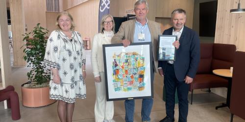 F.v. Ingrid Rangønes, leder av Nordmøre regionråd, prisvinner Stig O. og Eli Birkelund Jacobsen og Knut Sjømæling, stolt ordfører i Gjemnes.  